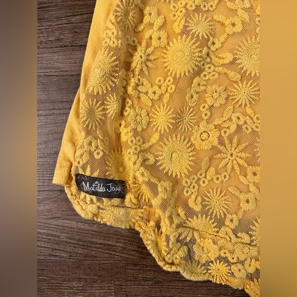 Matilda Jane Bocce Ball Golden Yellow Lace Back Top Size Large E26 - Picture 5 of 7